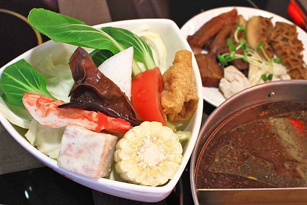 【台北美食】紅九九個人鴛鴦鍋-首創！一個人也可以吃鴛鴦麻辣火鍋