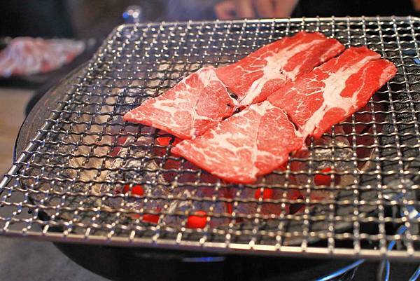 【台南美食】愛烤愛對囉-CP值爆表！高檔頂級的食材品質，卻一點都不貴！超划算的價格讓你吃到飽！