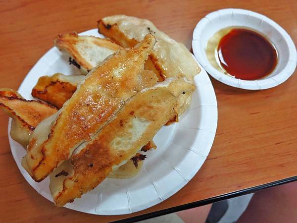 【台北美食】阿財鍋貼水餃專賣店-用餐時間大排長龍的知名店家 【台北美食】阿財鍋貼水餃專賣店-用餐時間大排長龍的知名店家