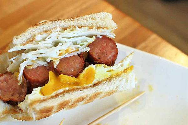 【中和美食】真情樹碳烤吐司-美味又迷人的碳烤三明吐司早午餐店！