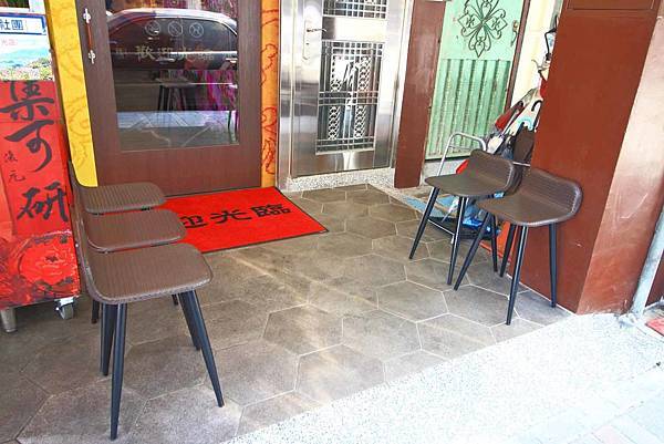 【台北美食】平日用餐時間也座無虛席，滿滿都是人潮的超強店家！顛覆你舊有印象的超強美食店家！三媽臭臭鍋新光店