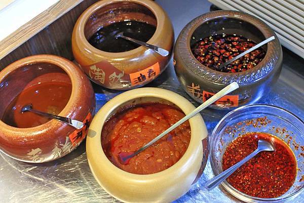 【台北美食】平日用餐時間也座無虛席，滿滿都是人潮的超強店家！顛覆你舊有印象的超強美食店家！三媽臭臭鍋新光店