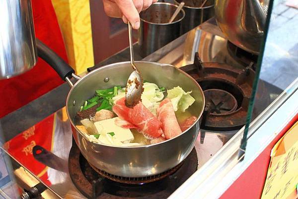 【台北美食】平日用餐時間也座無虛席，滿滿都是人潮的超強店家！顛覆你舊有印象的超強美食店家！三媽臭臭鍋新光店