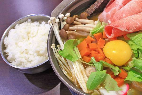 【台北美食】平日用餐時間也座無虛席，滿滿都是人潮的超強店家！顛覆你舊有印象的超強美食店家！三媽臭臭鍋新光店