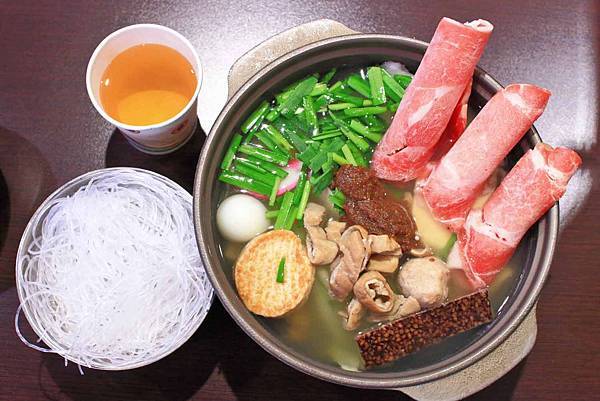 【台北美食】平日用餐時間也座無虛席，滿滿都是人潮的超強店家！顛覆你舊有印象的超強美食店家！三媽臭臭鍋新光店