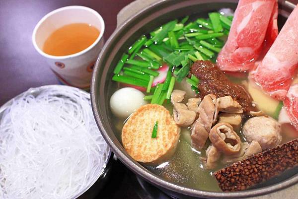 【台北美食】平日用餐時間也座無虛席，滿滿都是人潮的超強店家！顛覆你舊有印象的超強美食店家！三媽臭臭鍋新光店