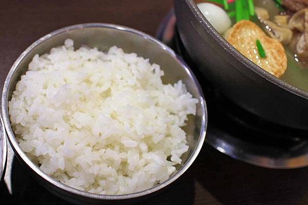 【台北美食】平日用餐時間也座無虛席，滿滿都是人潮的超強店家！顛覆你舊有印象的超強美食店家！三媽臭臭鍋新光店