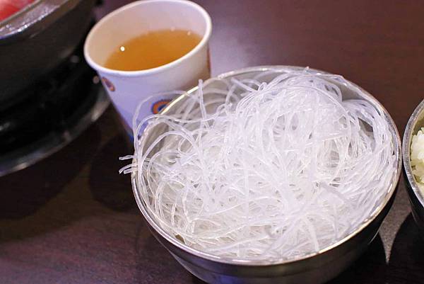 【台北美食】平日用餐時間也座無虛席，滿滿都是人潮的超強店家！顛覆你舊有印象的超強美食店家！三媽臭臭鍋新光店