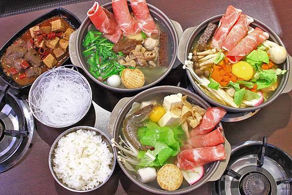 【台北美食】平日用餐時間也座無虛席，滿滿都是人潮的超強店家！顛覆你舊有印象的超強美食店家！三媽臭臭鍋新光店