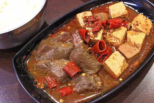 【台北美食】平日用餐時間也座無虛席，滿滿都是人潮的超強店家！顛覆你舊有印象的超強美食店家！三媽臭臭鍋新光店