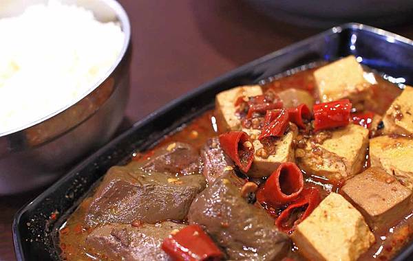 【台北美食】平日用餐時間也座無虛席，滿滿都是人潮的超強店家！顛覆你舊有印象的超強美食店家！三媽臭臭鍋新光店