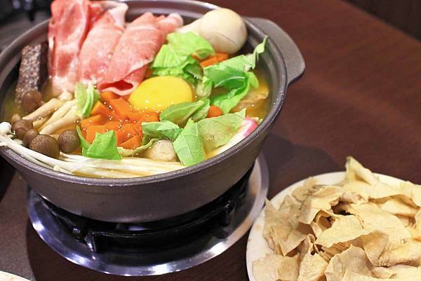 【台北美食】平日用餐時間也座無虛席，滿滿都是人潮的超強店家！顛覆你舊有印象的超強美食店家！三媽臭臭鍋新光店