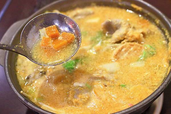 【台北美食】平日用餐時間也座無虛席，滿滿都是人潮的超強店家！顛覆你舊有印象的超強美食店家！三媽臭臭鍋新光店