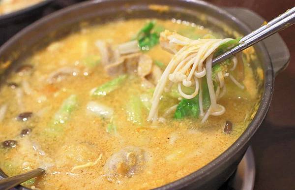 【台北美食】平日用餐時間也座無虛席，滿滿都是人潮的超強店家！顛覆你舊有印象的超強美食店家！三媽臭臭鍋新光店