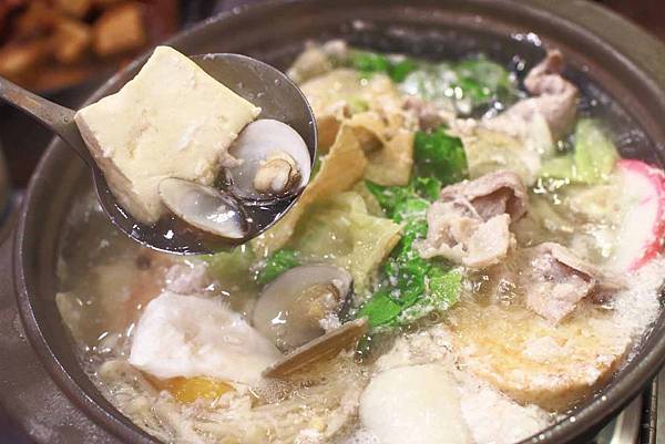 【台北美食】平日用餐時間也座無虛席，滿滿都是人潮的超強店家！顛覆你舊有印象的超強美食店家！三媽臭臭鍋新光店