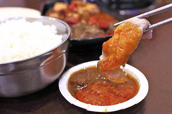 【台北美食】平日用餐時間也座無虛席，滿滿都是人潮的超強店家！顛覆你舊有印象的超強美食店家！三媽臭臭鍋新光店