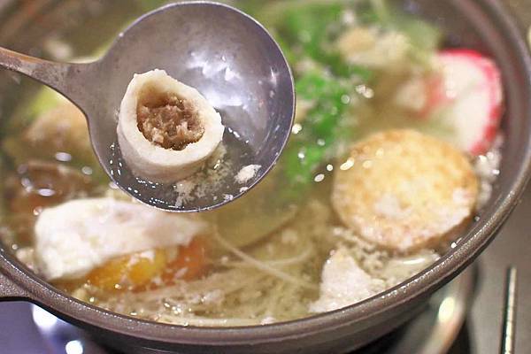 【台北美食】平日用餐時間也座無虛席，滿滿都是人潮的超強店家！顛覆你舊有印象的超強美食店家！三媽臭臭鍋新光店