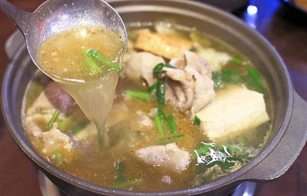 【台北美食】平日用餐時間也座無虛席，滿滿都是人潮的超強店家！顛覆你舊有印象的超強美食店家！三媽臭臭鍋新光店