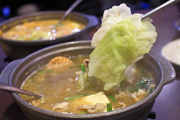 【台北美食】平日用餐時間也座無虛席，滿滿都是人潮的超強店家！顛覆你舊有印象的超強美食店家！三媽臭臭鍋新光店