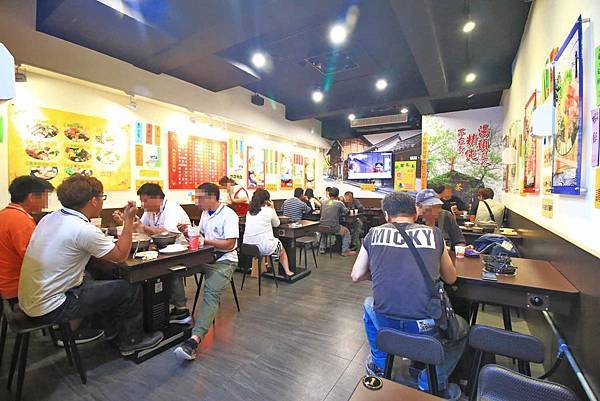 【台北美食】平日用餐時間也座無虛席，滿滿都是人潮的超強店家！顛覆你舊有印象的超強美食店家！三媽臭臭鍋新光店