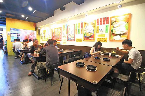 【台北美食】平日用餐時間也座無虛席，滿滿都是人潮的超強店家！顛覆你舊有印象的超強美食店家！三媽臭臭鍋新光店
