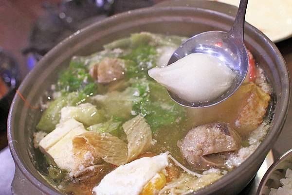 【台北美食】平日用餐時間也座無虛席，滿滿都是人潮的超強店家！顛覆你舊有印象的超強美食店家！三媽臭臭鍋新光店