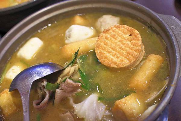 【台北美食】平日用餐時間也座無虛席，滿滿都是人潮的超強店家！顛覆你舊有印象的超強美食店家！三媽臭臭鍋新光店