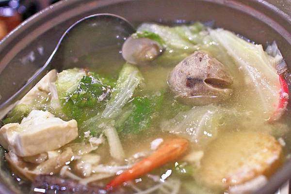 【台北美食】平日用餐時間也座無虛席，滿滿都是人潮的超強店家！顛覆你舊有印象的超強美食店家！三媽臭臭鍋新光店