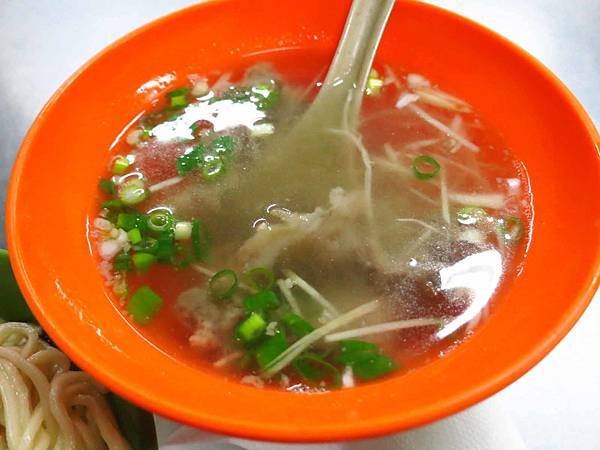 【五股美食】阿榮烏醋乾麵-美味又大碗的烏醋麵與骨肉湯