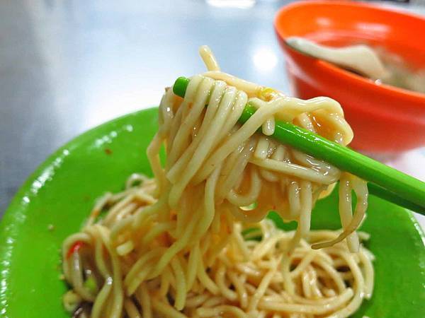 【五股美食】阿榮烏醋乾麵-美味又大碗的烏醋麵與骨肉湯