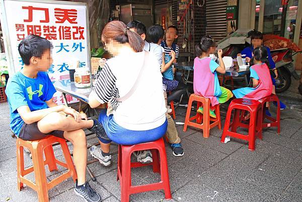 【板橋美食】津贊蔡家碗粿-歷史悠久市場裡的老字號路邊攤小吃