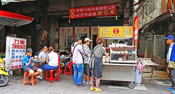 【板橋美食】津贊蔡家碗粿-歷史悠久市場裡的老字號路邊攤小吃