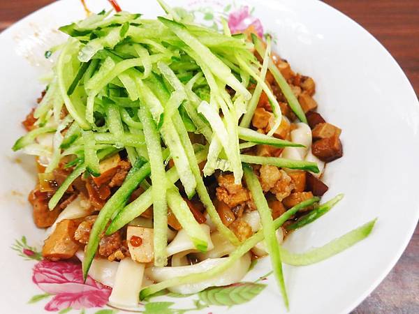 【五股美食】九九麵食館-用餐時間滿滿人潮的美食小吃店