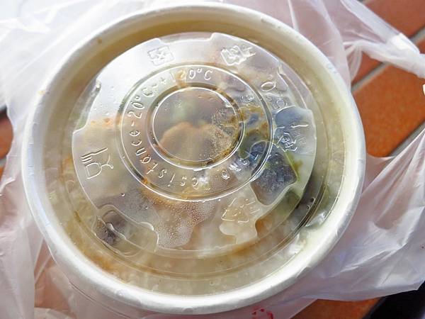 【蘆洲美食】民族路無名路邊攤-美味又迷人的皮蛋瘦肉粥