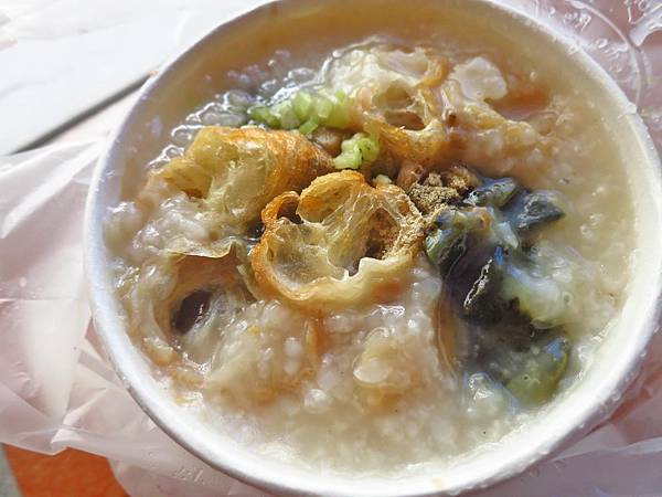 【蘆洲美食】民族路無名路邊攤-美味又迷人的皮蛋瘦肉粥 【蘆洲美食】民族路無名路邊攤-美味又迷人的皮蛋瘦肉粥