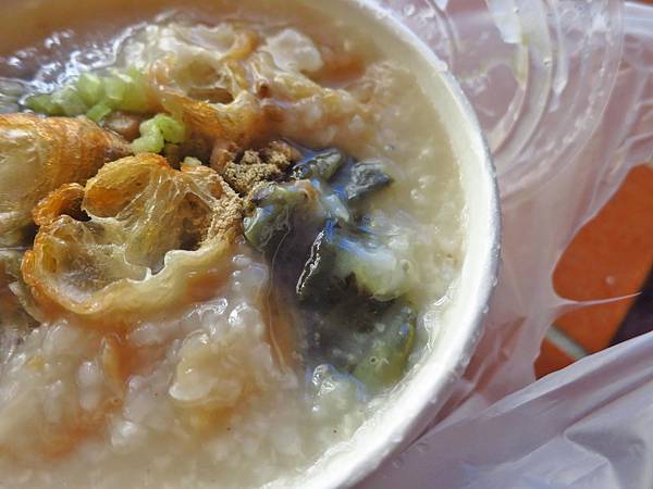 【蘆洲美食】民族路無名路邊攤-美味又迷人的皮蛋瘦肉粥