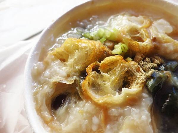 【蘆洲美食】民族路無名路邊攤-美味又迷人的皮蛋瘦肉粥