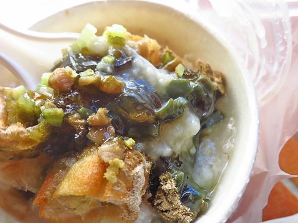 【蘆洲美食】民族路無名路邊攤-美味又迷人的皮蛋瘦肉粥