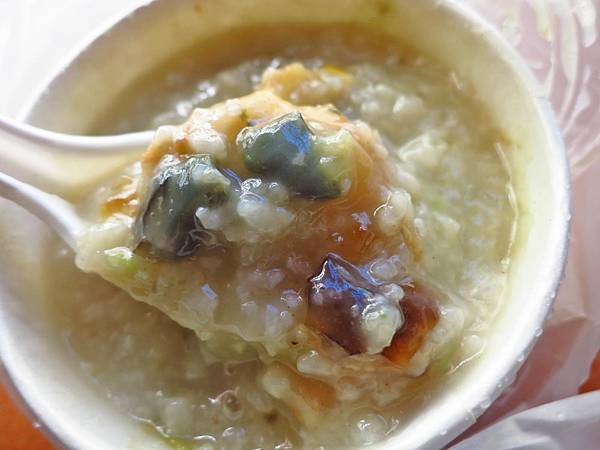 【蘆洲美食】民族路無名路邊攤-美味又迷人的皮蛋瘦肉粥