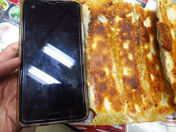 【台北美食】楊家麵食館-比一般還要大二倍的巨無霸鍋貼！