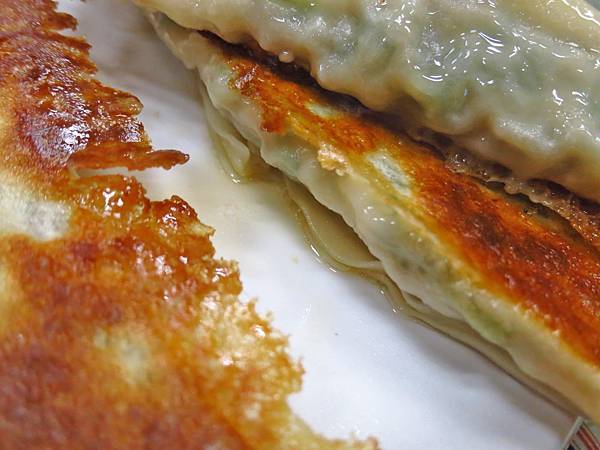 【台北美食】楊家麵食館-比一般還要大二倍的巨無霸鍋貼！