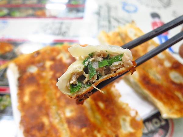 【台北美食】楊家麵食館-比一般還要大二倍的巨無霸鍋貼！