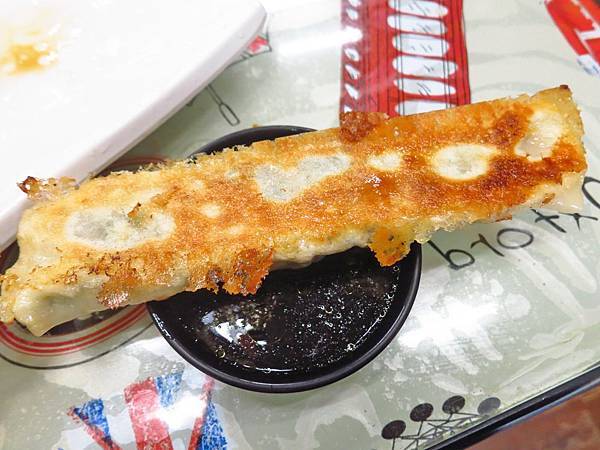 【台北美食】楊家麵食館-比一般還要大二倍的巨無霸鍋貼！