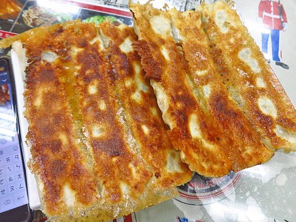 【台北美食】楊家麵食館-比一般還要大二倍的巨無霸鍋貼！