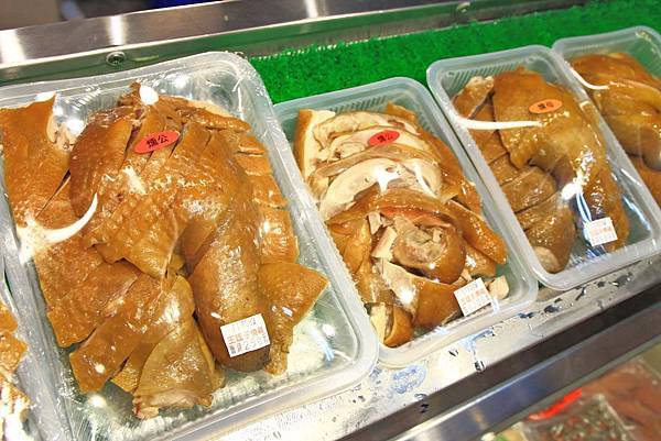 【超過170個攤位！】各式各樣美食、食材讓你逛到腳酸！不論刮風還是下大雨，都能逛街絕佳室內好景點！-汐止秀豐市場