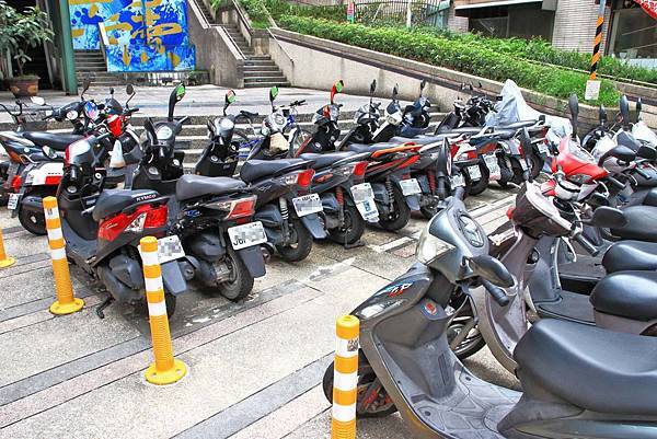 【全台第一座免費玩遙控飛機、機器人的圖書館！】新北市新店青年圖書館-不用花任何一毛錢就可以免費玩搖控飛機、機器人、電競比賽、還有超豪華設備的免費電影，全部一次玩透透！