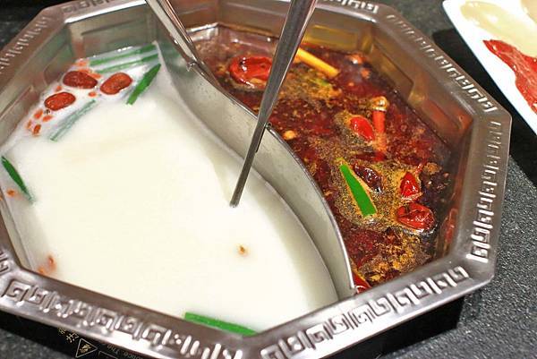 【板橋美食】重慶老火鍋-別的地方吃不到的正統重慶麻辣火鍋精髓美味！九宮格獨特吃法