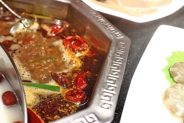 【板橋美食】重慶老火鍋-別的地方吃不到的正統重慶麻辣火鍋精髓美味！九宮格獨特吃法