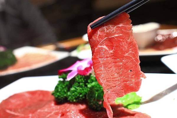 【板橋美食】重慶老火鍋-別的地方吃不到的正統重慶麻辣火鍋精髓美味！九宮格獨特吃法