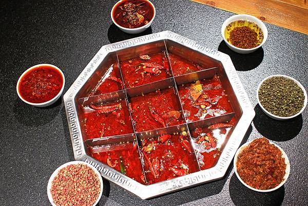 【板橋美食】重慶老火鍋-別的地方吃不到的正統重慶麻辣火鍋精髓美味！九宮格獨特吃法